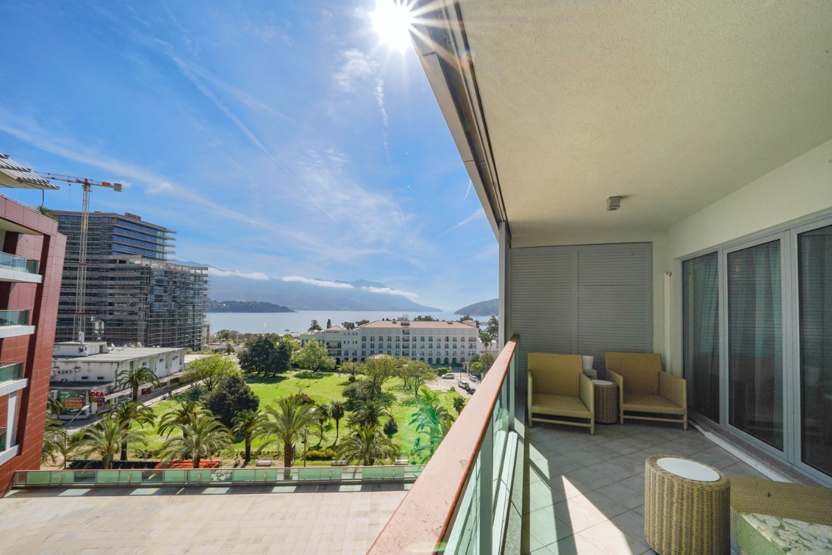 Budva – satışta lüks TQ Plaza kompleksinde 2+1 daire